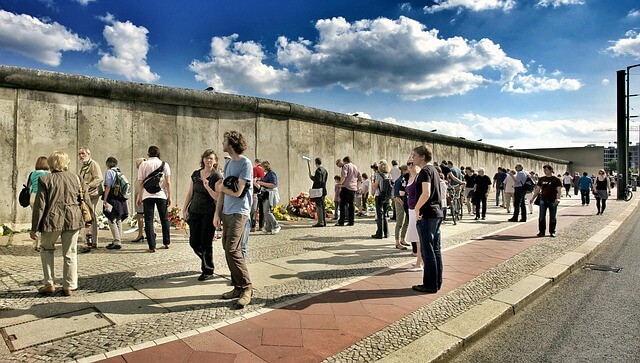 קבוצת תיירים צמודים לחומת ברלין